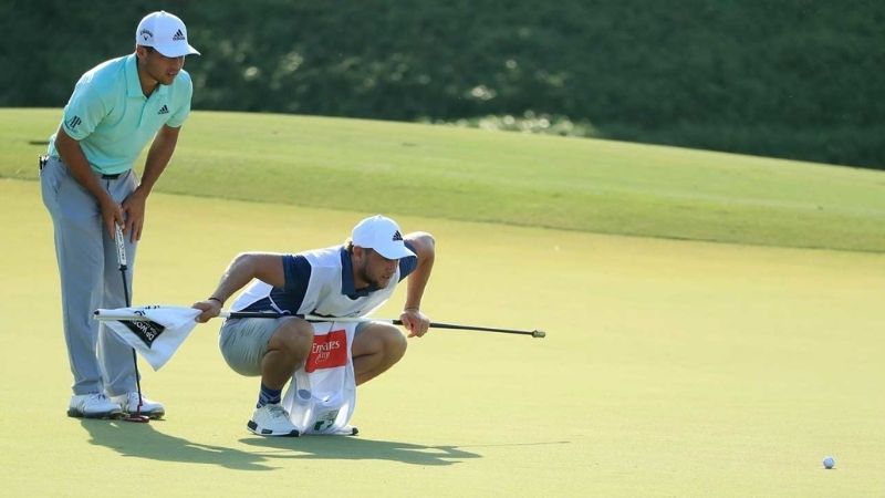 Golfer cần lưu ý đến khoảng cách từ vị trí của bóng đến lỗ golf