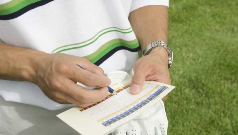 Golfer tích lũy điểm dựa trên công thức cụ thể