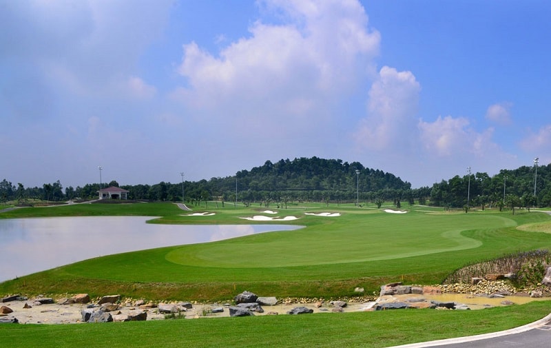 Đến với sân golf Legend Hill, các golfer sẽ được trải nghiệm 18 hố golf với 36 green, cùng với những trải nghiệm chơi golf thoải mái nhất