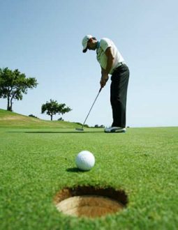 Với những golfer có tốc độ swing mạnh chuyên gia khuyến cáo nên lựa chọn mẫu gậy có độ loft thấp để tránh xoáy bóng