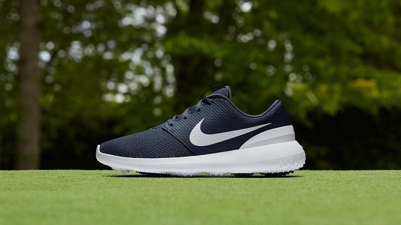 Giày golf nam có trọng lượng nhẹ giúp bạn không mất nhiều sức lực khi di chuyển Giày golf nam có trọng lượng nhẹ giúp bạn không mất nhiều sức lực khi di chuyển
