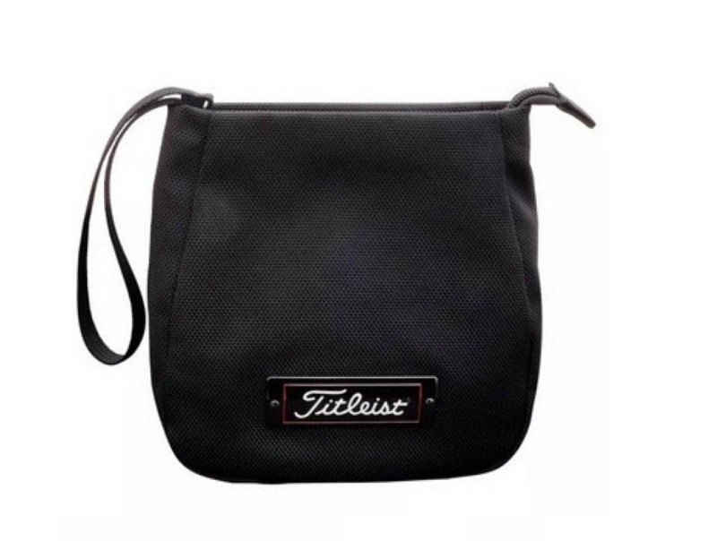 Túi golf cầm tay dạng khóa zip của Titleist