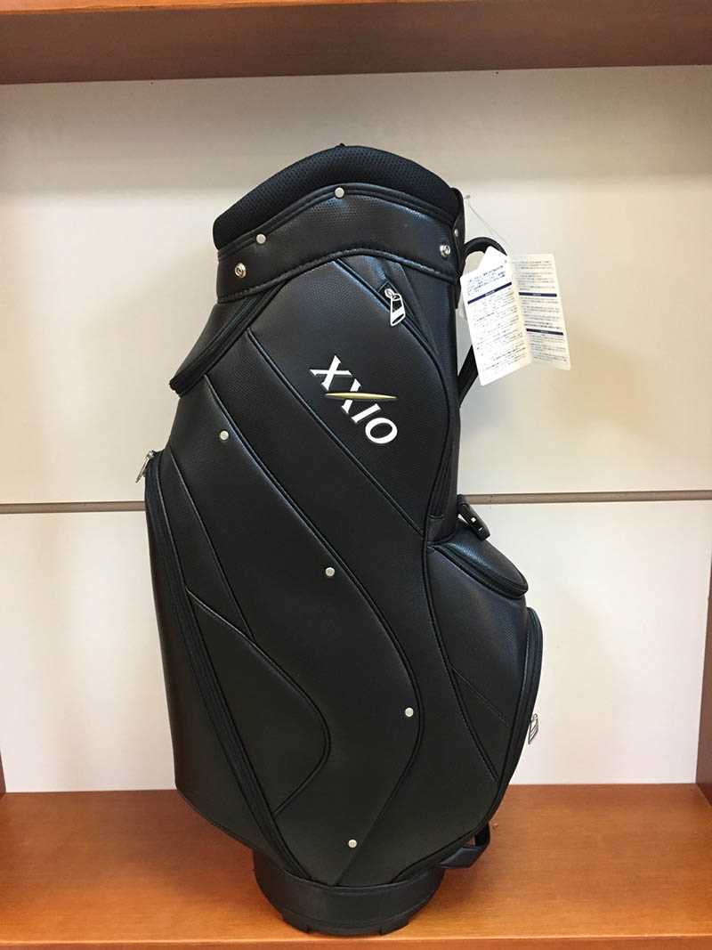Túi golf XXIO có thiết kế với gam màu đen sang trọng và quyền lực