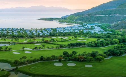 Vinpearl golf Nha Trang thơ mộng với bờ biển dài 800m.
