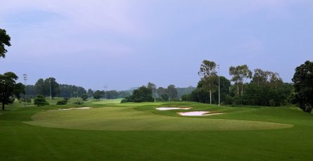 là một trong những sân golf có thiết kế ấn tượng, đẹp nhất khu vực Đông Nam Á