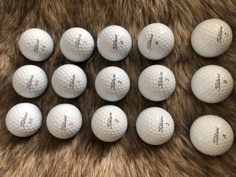 Bóng golf Titleist V1 cũ giúp golfer cải thiện độ chính xác và khoảng cách đánh bóng