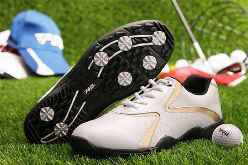 Golfer nên chú ý đến phần đinh ở dưới đế giày khi chọn mẫu giày gofl của PGM