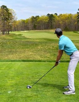 Để đánh bóng golf thẳng, người chơi nên sử dụng lực hợp lý khi thực hiện cú đánh