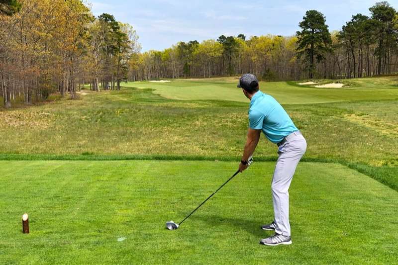 Để đánh bóng golf thẳng, người chơi nên sử dụng lực hợp lý khi thực hiện cú đánh 