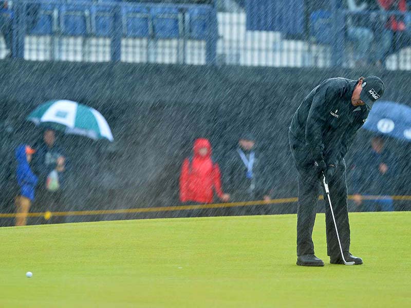 Quần áo mưa chơi golf là phụ kiện thời trang không thể thiếu của nhiều golfer