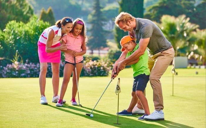trẻ em chơi golf cùng gia đình