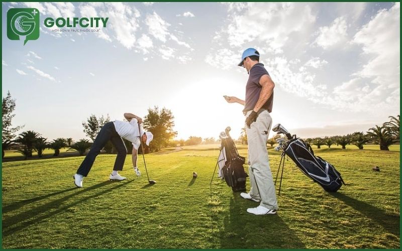 Golfer cần nắm rõ về luật chơi golf 18 lỗ để có thể trở thành tay chơi chuyên nghiệp