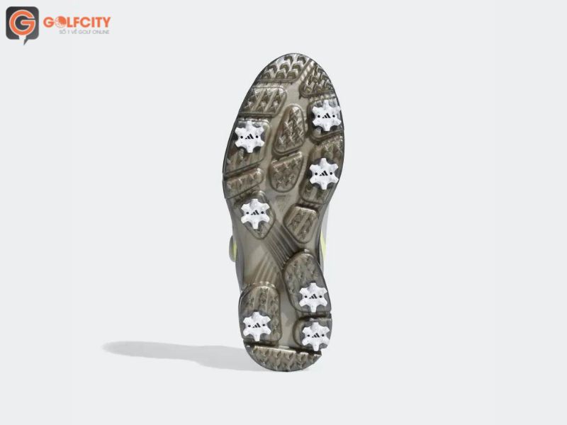 Thiết kế 7 đinh bằng chất liệu TPU tăng độ bám chắc chắn cho giày trên nhiều địa hình khác nhau. 