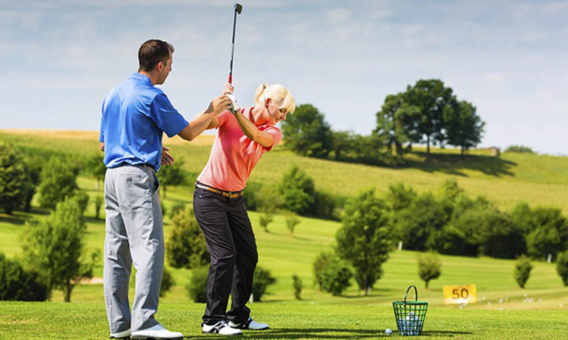 Học golf với HLV giúp golfer nắm bắt được kiến thức, kỹ thuật chuẩn nhất