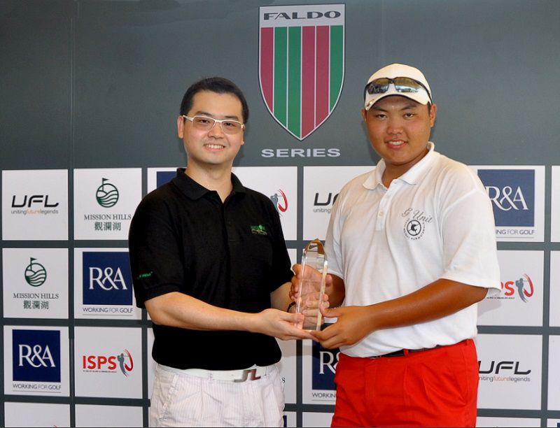 HLV Kim Dong Huyn (góc phải) là huấn luyện trẻ được nhiều golfer yêu thích