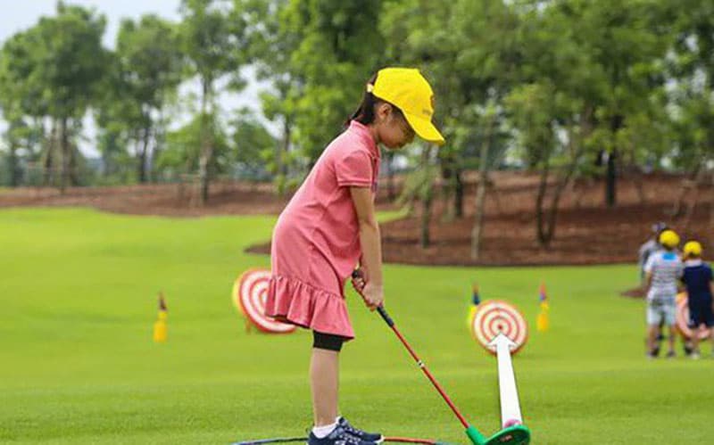 Học đánh golf cơ bản, golfer nhí sẽ được hỗ trợ gậy trong suốt quá trình học