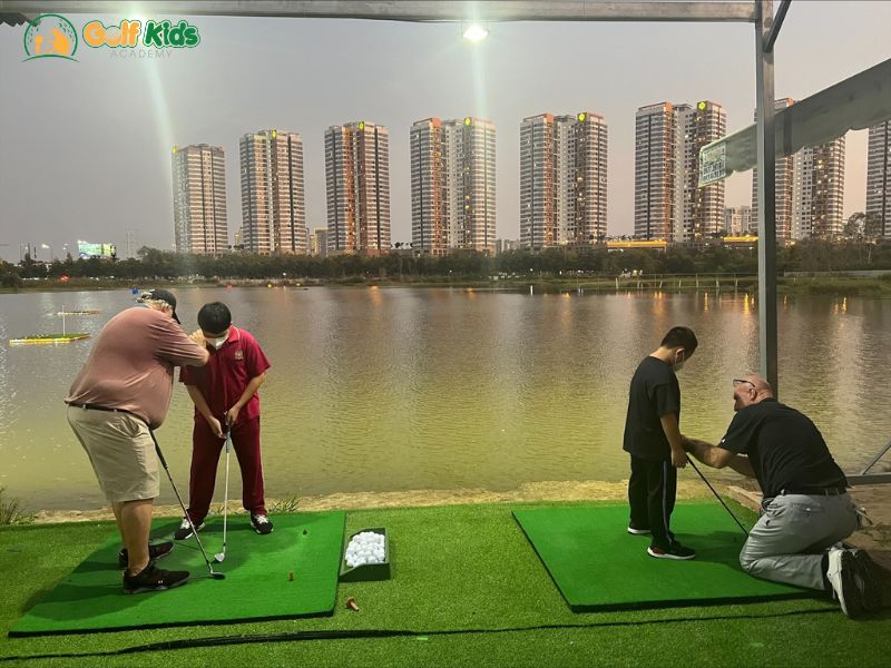 GolfKid Academy hỗ trợ golfer nhí dụng cụ trong suốt khóa học