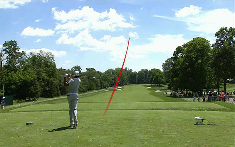 Chip shot cho bóng bay xa và bổng golfer cần mở rộng hai chân