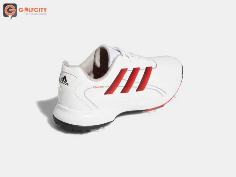 Logo Adidas được cách điệu màu đỏ nổi bật trên nền giày trắng