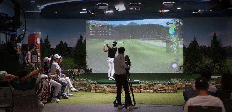 Một phòng golf 3D được kiến tạo từ nhiều thiết bị hiện đại