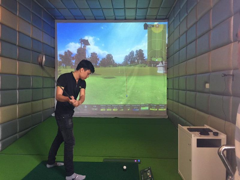 Golfer chú ý đến tư thế cầm gậy khi thực hiện cú đánh trong phòng tập golf 3D