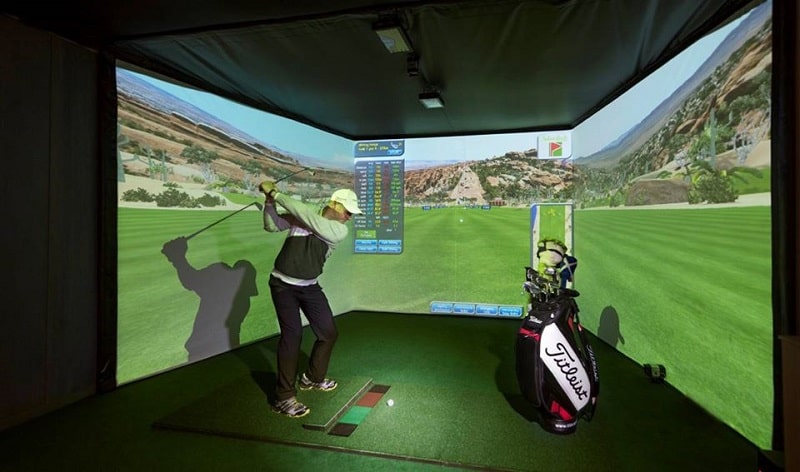 Trải nghiệm chơi golf cực chân thật với phòng golf 3D 3 màn hình