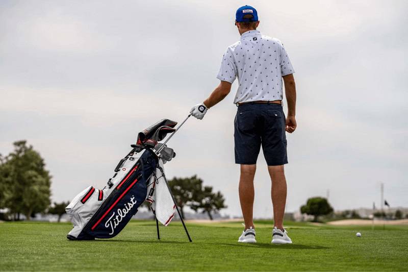 Golfer cần lựa chọn mẫu túi golf phù hợp để thuận tiện khi di chuyển trên sân