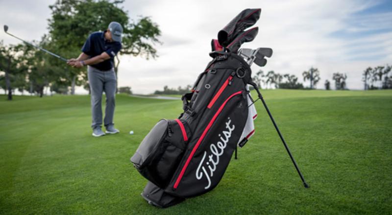 Túi golf Titleist được thiết kế giúp golfer mang theo gậy golf và phụ kiện cần thiết ra sân