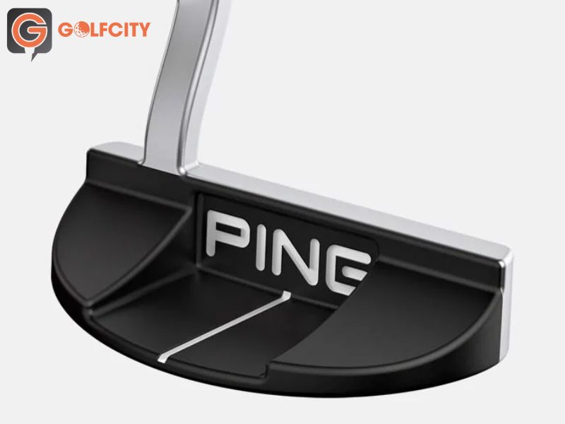 Được thiết kế độc đáo khi bề mặt được mở rộng với hình bán nguyệt giúp golfer dễ căn chỉnh điểm đặt gậy phát bóng