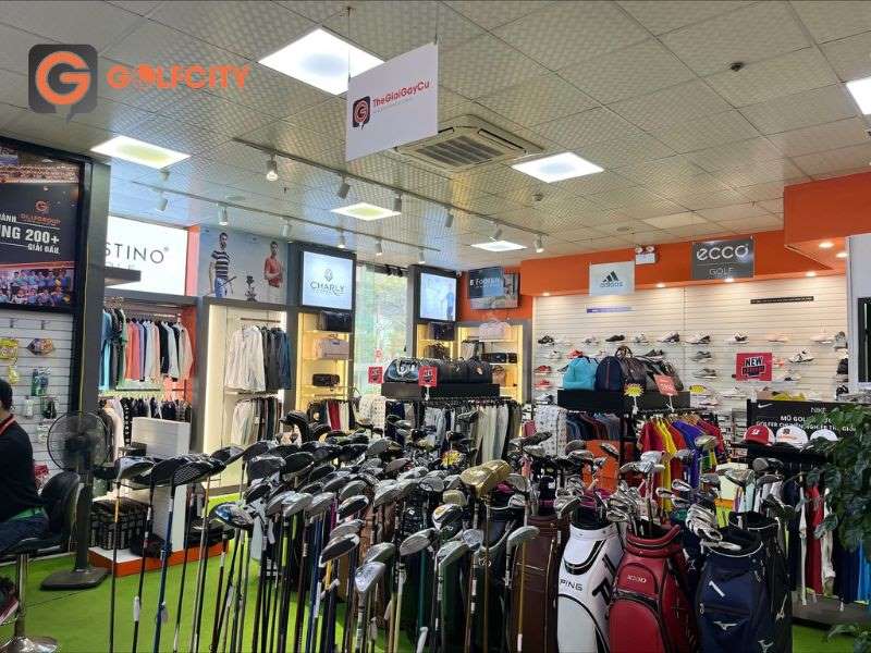 Showroom GolfCity với những sản phẩm đa dạng dành cho golfer.
