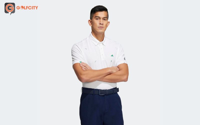 Golfer trở nên trẻ trung và sành điệu với áo polo monogram trắng Adidas HT6843