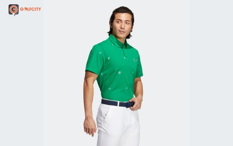 Áo polo nam Adidas HT6845 xanh lá có hoạ tiết monogram độc đáo giúp golfer sành điệu và trẻ trung hơn