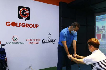 HLV tại học viện GGA tận tâm, nhiệt tình chỉ dạy cho học viên từng kỹ thuật đánh bóng