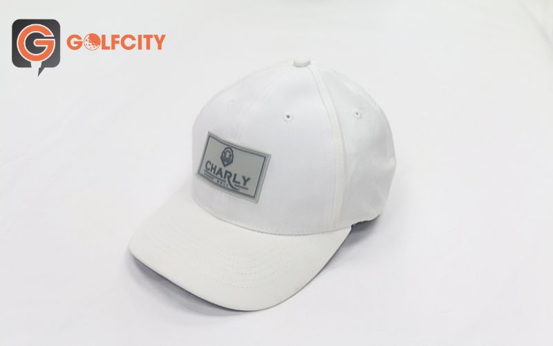 Mũ golf nam Charly VT006147 với thiết kế đơn giản nhưng tinh tế giúp golfer vừa chống nắng tốt, vừa trở nên sang trọng hơn 