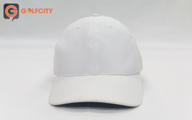 Mũ golf nam Charly thêu sườn VT006139 trắng được làm từ chất liệu polyester giúp chắn nắng tốt