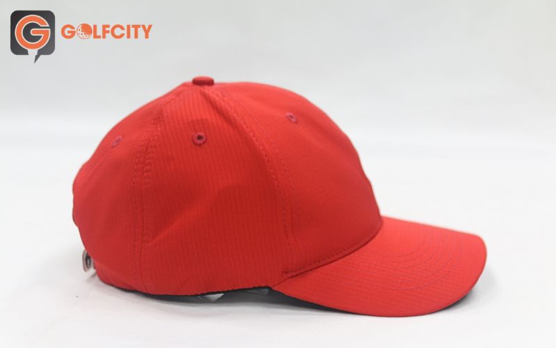 Mũ Charly trơn màu đỏ là sản phẩm giúp các golfer thể hiện phong cách thời trang 