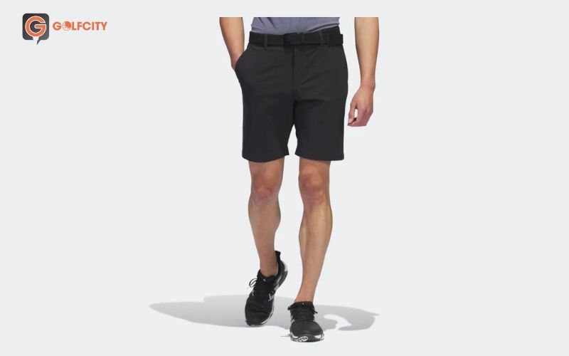 Golfer được hỗ trợ tốt khi mặc quần short golf nam Adidas HR7919 đen ngay cả khi trời mưa hoặc có tuyết nhẹ vì sản phẩm sở hữu bề mặt chống nước bền bỉ