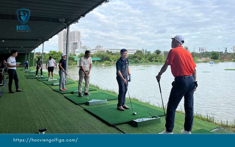 HLV tại IGA tận tình hướng dẫn golfer thực hiện những cú đánh bóng chuẩn xác