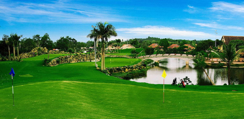 Sân golf được thiết kế theo phong cách hiện đại với bầu không khí mát mẻ, trong lành