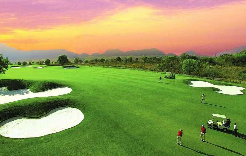 Sân golf có diện tích rộng lớn giúp golfer có thể thỏa mãn niềm đam mê khi chơi golf tại đây