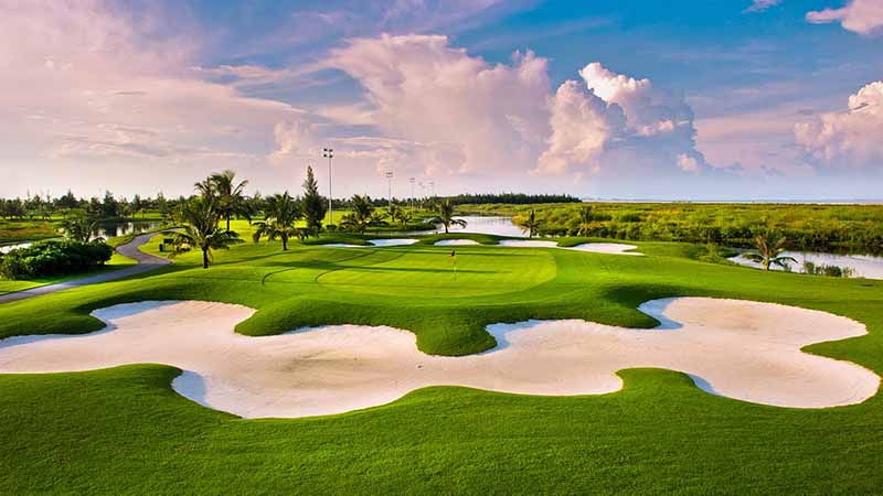Sân golf BRG Ruby Tree được thiết kế tận dụng tối đa hồ nước, bẫy cát có sẵn