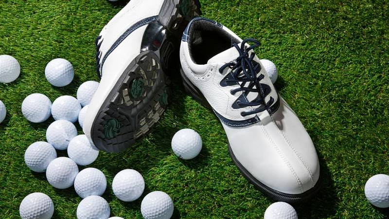 Golfer cần chọn mua giày có mũi không quá cứng để tránh tình trạng ngón chân bị đau nhức