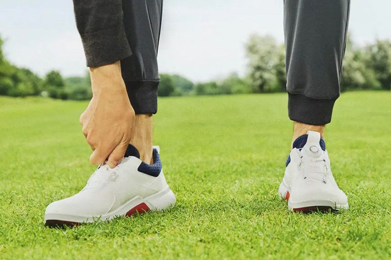 Chọn mua giày golf có kích thước phù hợp để golfer thoải mái di chuyển trên sân