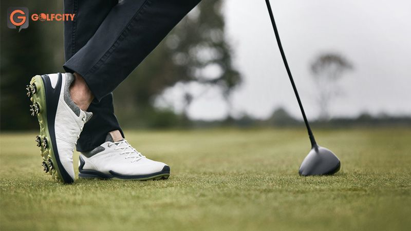 Khi chọn mua giày golf, người chơi cần quan tâm đến yếu tố chất liệu