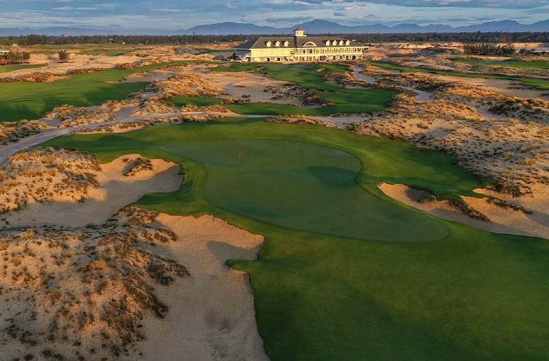 Sân golf được thiết kế các hố cát, hồ nước,... nhằm tạo sự thách thức cho người chơi