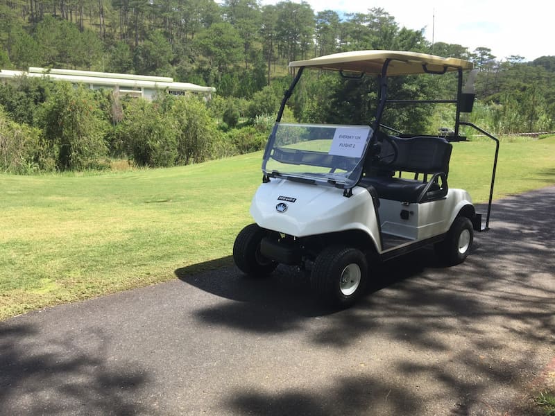 Xe điện sân golf có phần mái chắc chắn, có thể che mưa và che nắng cho golfer