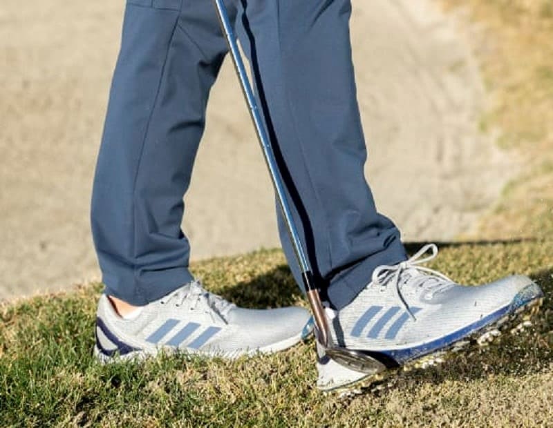 Giày golf Adidas được làm từ chất liệu da mềm, thoáng khí và thấm hút mồ hôi tốt