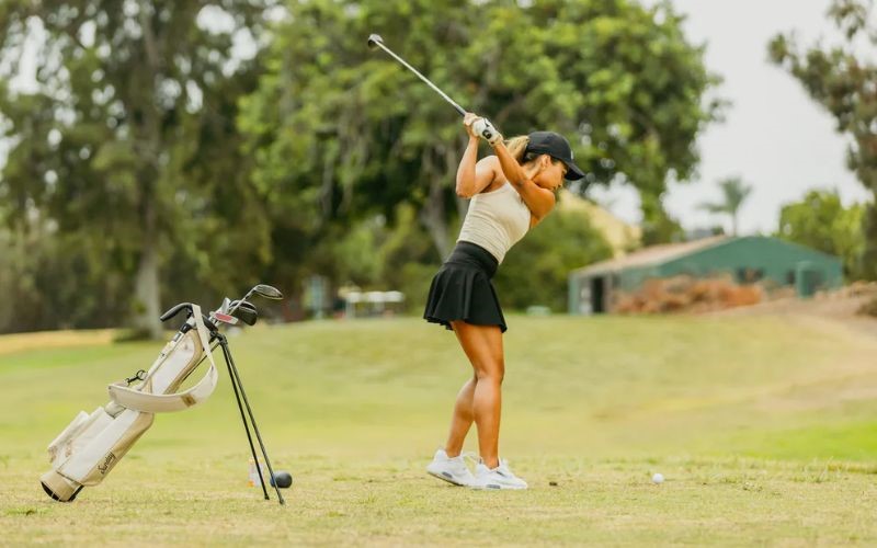 Sử dụng gậy golf cũ giúp golfer tự tin luyện tập mọi kỹ thuật trên sân cỏ