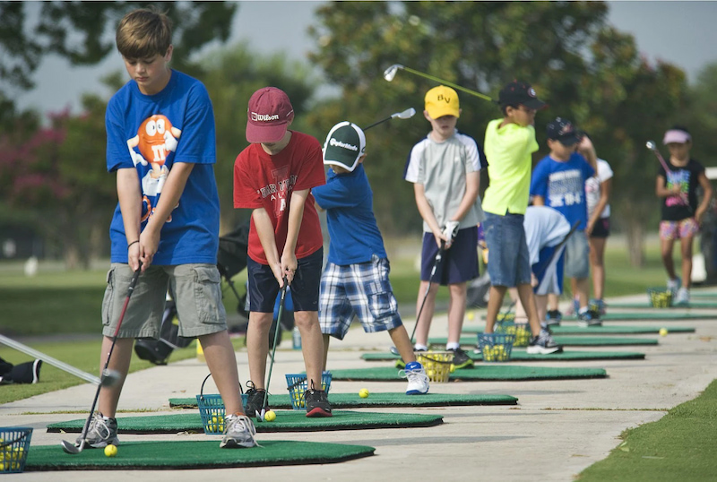 Khóa học golf cao cấp thu hút rất nhiều học viên nhí tham gia