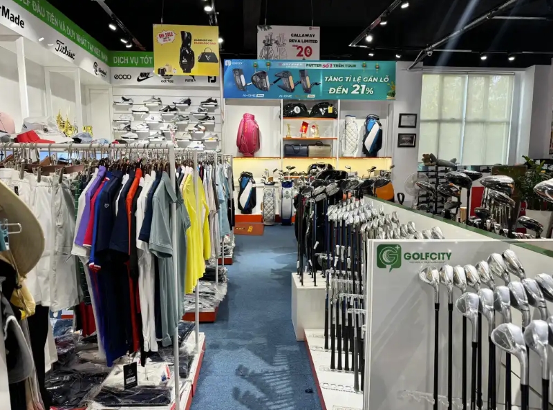 Showroom hiện đại, có đủ các loại gậy golf để golfer lựa chọn